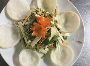 Hình của món Nộm nõn dừa hải sản.