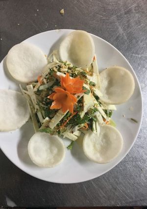 Hình của món Nộm nõn dừa hải sản.