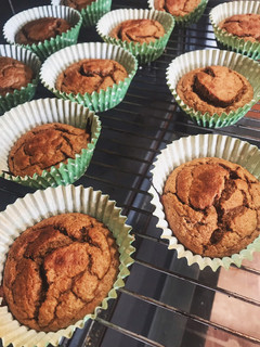 Una foto de Muffins saludables de plátano y manzana
