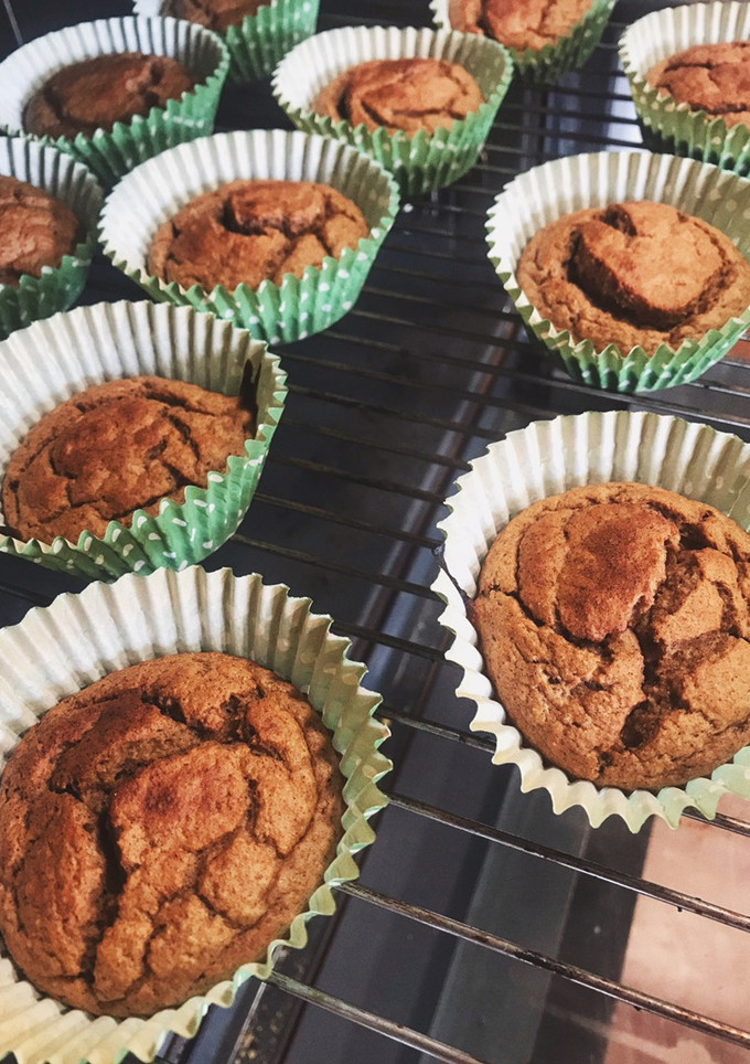 Una foto de Muffins saludables de plátano y manzana