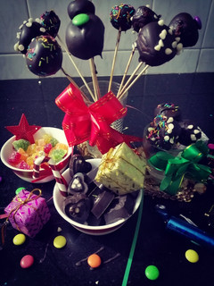 ચોકલેટ કેક પોપ્સ(Chocolate Cake Pops Recipe In Gujarati) રેસીપી મુખ્ય ફોટો