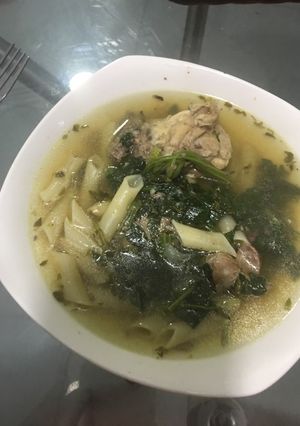 Una foto de Sopa de pollo con espinacas