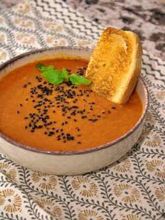 Una foto de Sopa fácil de tomate y albahaca