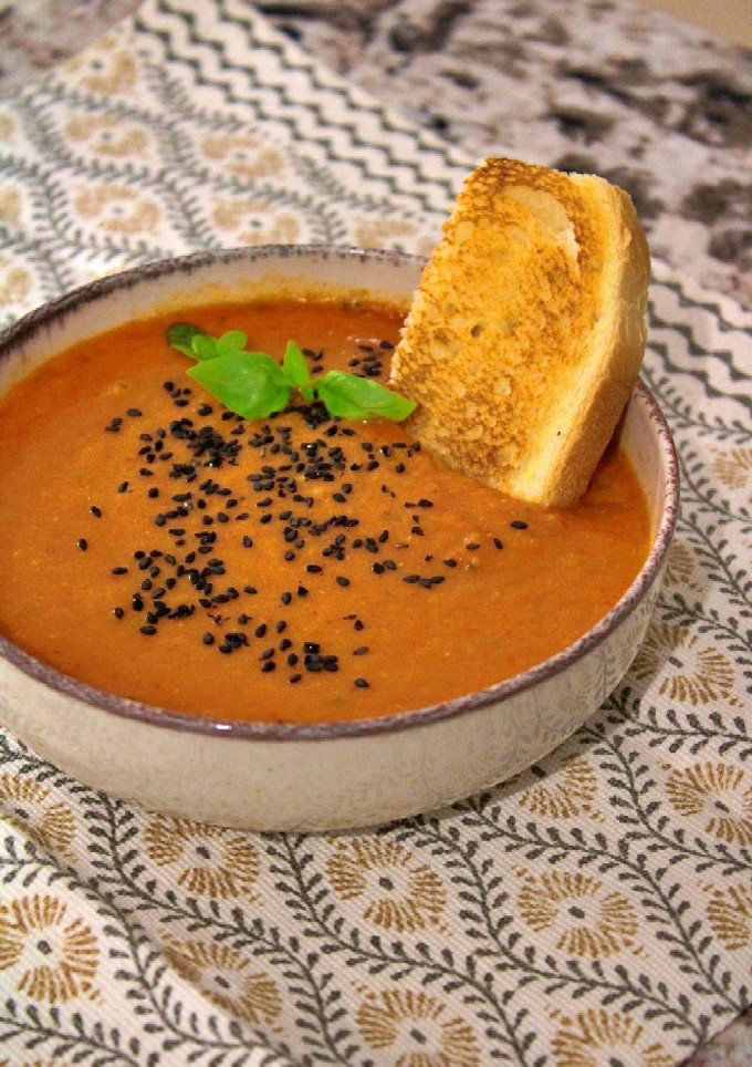 Una foto de Sopa fácil de tomate y albahaca