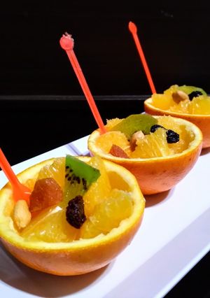 Una foto de Naranjas frescas con frutos secos 👍🇵🇪