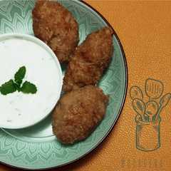 A picture of Kibbeh libanés al horno con salsa Tzatziki light.