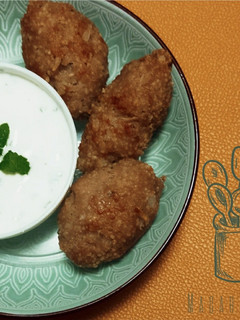 Una foto de Kibbeh libanés al horno con salsa Tzatziki light