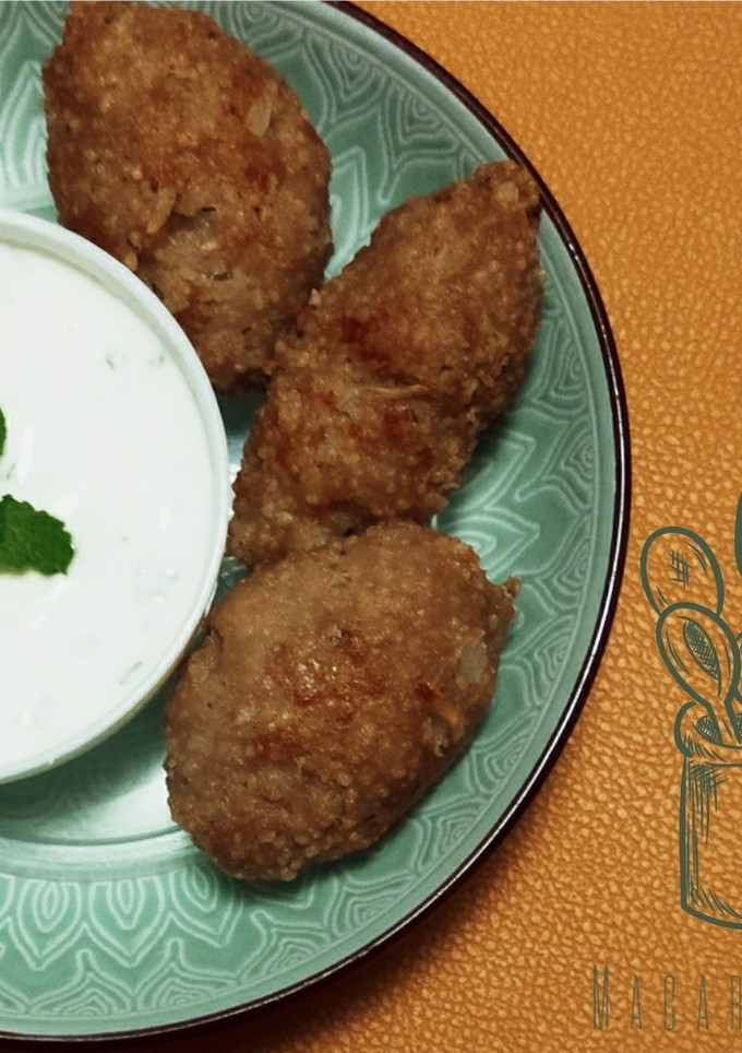 Una foto de Kibbeh libanés al horno con salsa Tzatziki light
