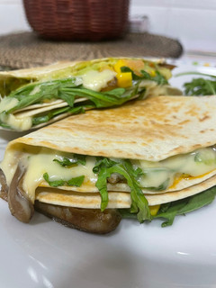 Una foto de Quesadillas con pollo, setas y guacamole casero