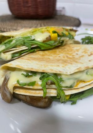 Una foto de Quesadillas con pollo, setas y guacamole casero