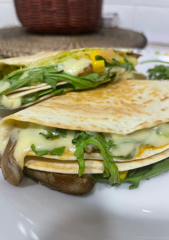 Una foto de Quesadillas con pollo, setas y guacamole casero