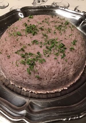 Une photo de Dôme de riz rose au bouillon de chou rouge et cardamome