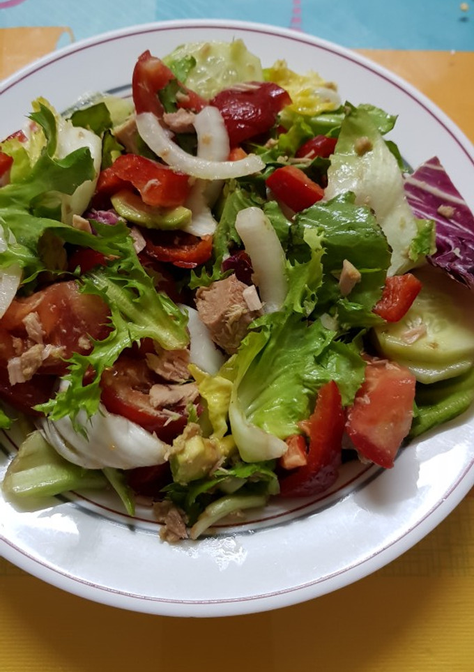 Una foto de Ensalada variada con atún