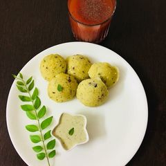 A picture of Semolina idli.