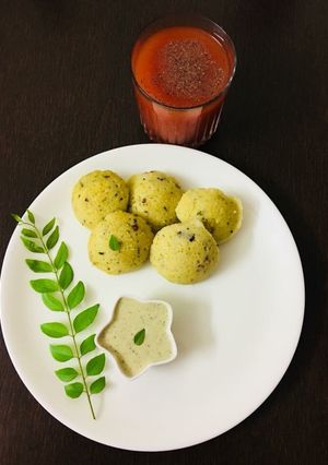 A picture of Semolina idli.