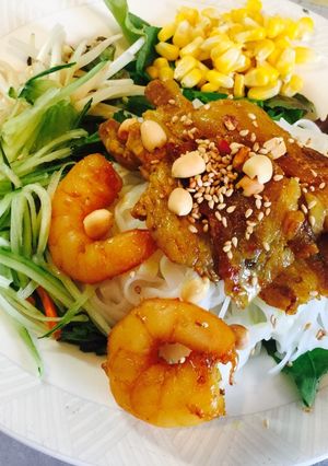 Hình của món Phở khô trộn thập cẩm ở Tokyo.