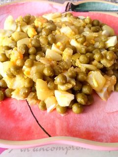 Una foto de Guisantes con calabacín y huevo
