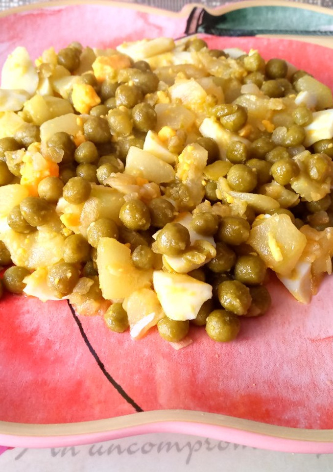Una foto de Guisantes con calabacín y huevo