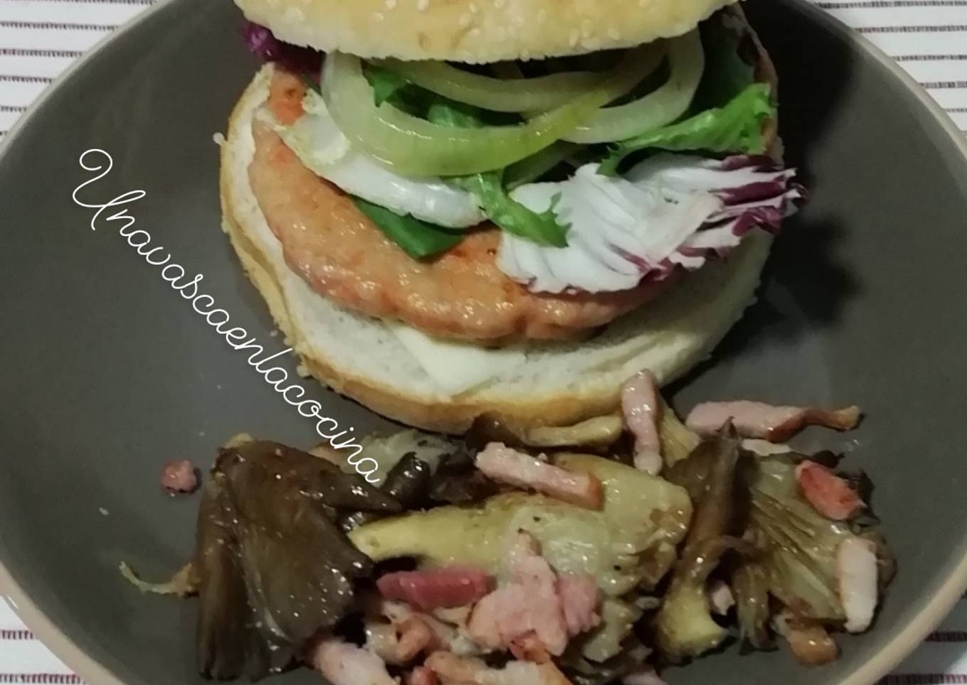Hamburguesa de pollo y zanahoria con guarnición de setas y bacon