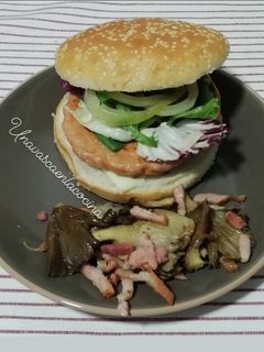 Una foto de Hamburguesa de pollo y zanahoria con guarnición de setas y bacon