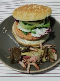 Una foto de Hamburguesa de pollo y zanahoria con guarnición de setas y bacon