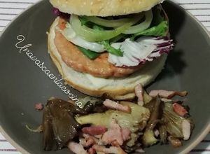 Una foto de Hamburguesa de pollo y zanahoria con guarnición de setas y bacon
