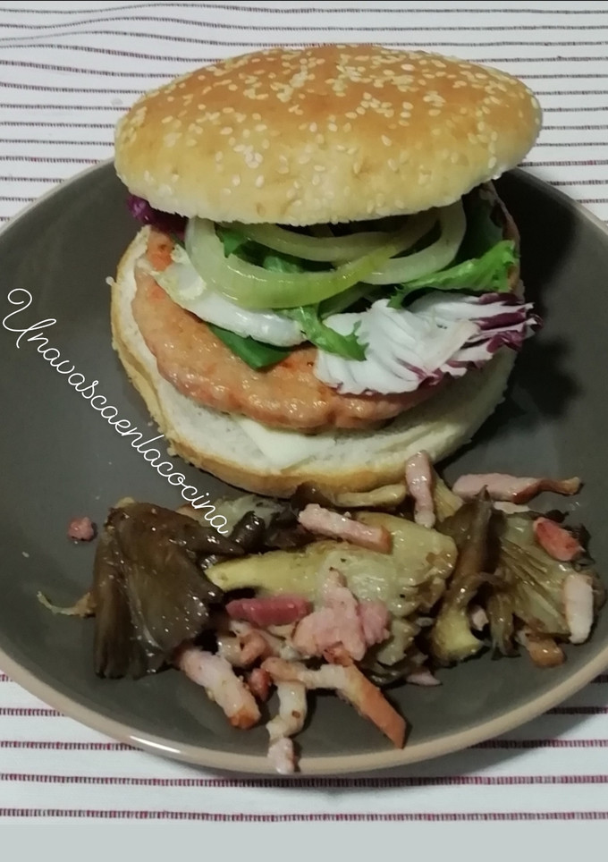 Una foto de Hamburguesa de pollo y zanahoria con guarnición de setas y bacon