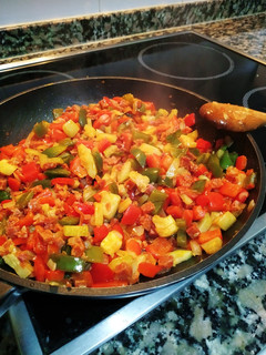Una foto de Revuelto de verduras com chorizo