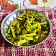 A picture of Tindora marcha Sabharo (round gourd & green chili).
