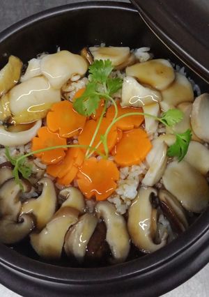 Hình của món Cơm thố bào ngư.