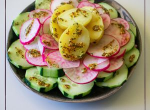 Foto principal de Ensalada de patata, rábano y pepino 🥒