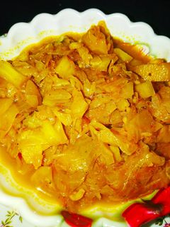 पत्तागोभी और आलू की सब्जी (patta gobhi aur aloo ki sabzi recipe in Hindi) रेसिपी मुख्य फोटो