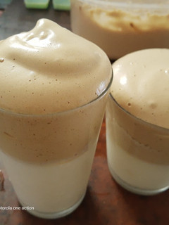 Una foto de Leche fría con crema de café ☕🥛