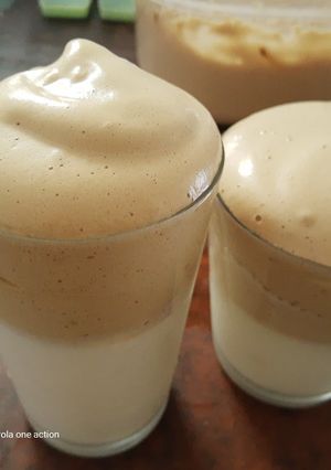 Una foto de Leche fría con crema de café ☕🥛