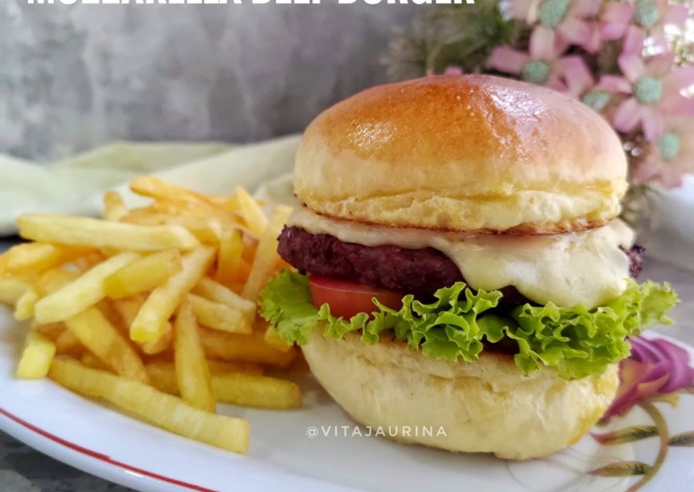 Mozzarella Beef Burger (homemade buns)