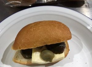 Una foto de Sándwich frío de pan baguette