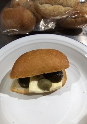 Una foto de Sándwich frío de pan baguette