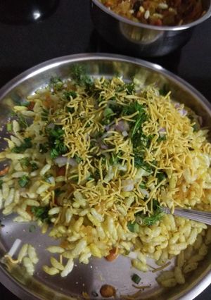 A picture of Girmit recipe/masala puffed rice.