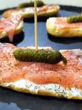 Canapé dulce con salmón ahumado, queso y pepinillo