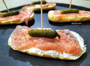 Una foto de Canapé dulce con salmón ahumado, queso y pepinillo