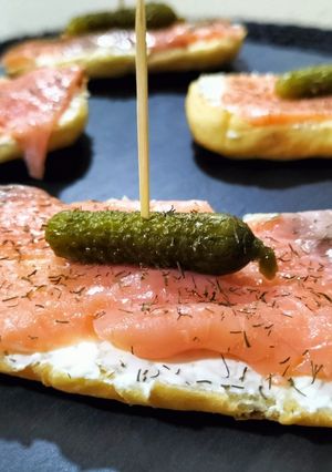 Una foto de Canapé dulce con salmón ahumado, queso y pepinillo