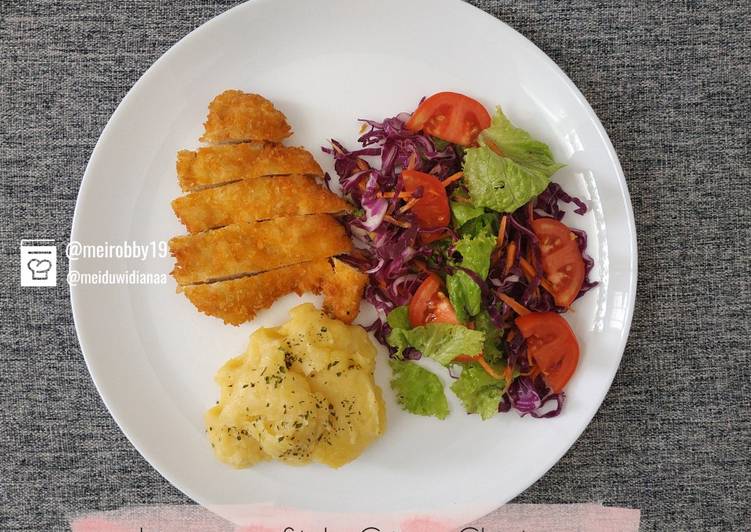 Langkah Mudah Menyiapkan Japanese-Style Crispy Chicken with Mashed Potatoes &amp; Salad Mix Menggugah Selera