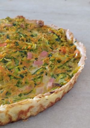 Una foto de Tarta de zapallitos, zanahoria y jamón