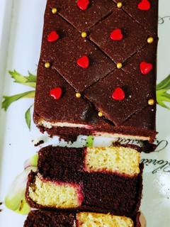बैटनबर्ग सेमोलिना केक(Battenberg Semolina cake recipe in hindi) रेसिपी मुख्य फोटो
