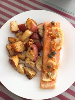 Una foto de Salmón al limón con alcaparras