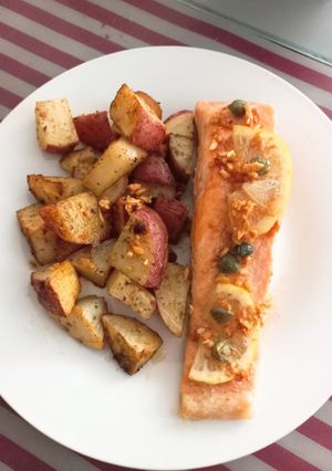 Una foto de Salmón al limón con alcaparras