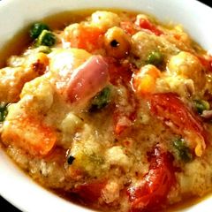 A picture of Baked Foxnut(Makhana) with cauliflower and red bell peppers.