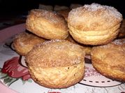 Una foto de scons dulces con harina leudante