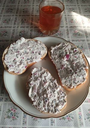 1914. Lilahagymás fűszeres házi krémsajt! recept fotója