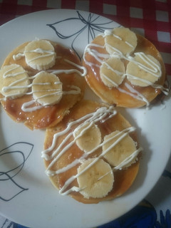 Una foto de Tortitas con banano y dulce de leche